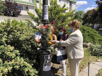 Homenaje de los familiares a los mayores muertos en la residencia de la Comunidad de Madrid en Alcorcón el 13 de junio.