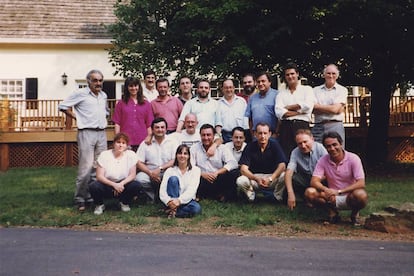 Fotografía del encuentro en Washington en 1991. En la fila de arriba; Juan Gutiérrez, una traductora, el mediador John Paul Lederac, Joseba Azkarraga (EA), Floren Aoiz (HB), Jon Juaristi (PSOE), Gorka Agirre (PNV), Mario Onaindia (EE), Juan Porres (EE), Javier Peón (PP), Christopher Mitchell (Univ. George Mason). Abajo, una traductora, Mikel Ubillos (Gernika Gogoratuz), Mireia Uranga (Gernika Gogoratuz),Juan Mari Ollora (PNV), Eugenio Damborenea (PP), Andoni Gorostiaga (HB), Iñaki Aldekoa (HB), Jose Mari Lizundia (EE) y Jose Antonio Maturana (PSOE)