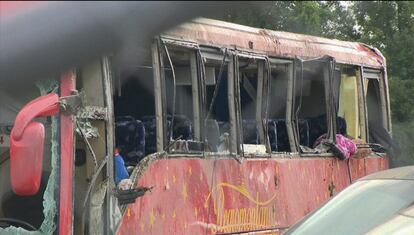 El autobús en el que varias personas murieron y decenas resultaron heridas tras volcarse en en el condado de Warren, Mississippi (EE UU), el 31 de agosto 2024.