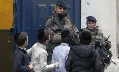 Soldados franceses hacen guardia a la entrada de un colegio judío, este martes en París.