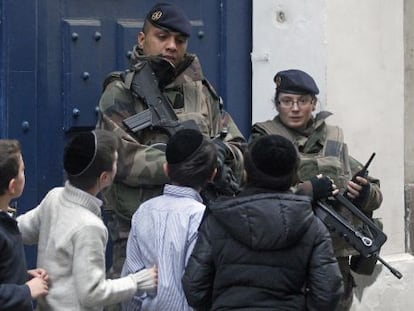 Soldados franceses hacen guardia a la entrada de un colegio judío, este martes en París.