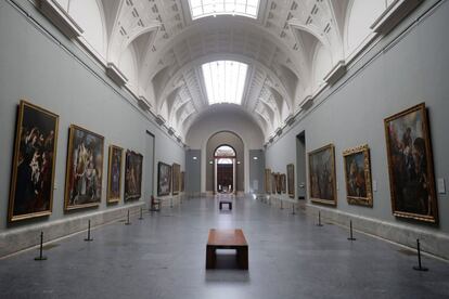 Galería central del Museo del Prado, este jueves, vacía a consecuencia de la pandemia de coronavirus.