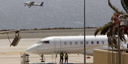 Agentes en el aeropuerto de Gran Canaria en una imagen de archivo.