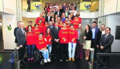 Directivos y trabajadores de Liberty posan en la sede de Madrid con el equipo paralímpico que compitió en Sochi.