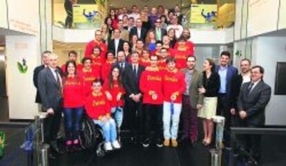 Directivos y trabajadores de Liberty posan en la sede de Madrid con el equipo paral&iacute;mpico que compiti&oacute; en Sochi.