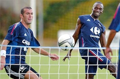 Makele (derecha), junto con Zidane hoy en el entrenamiento de la selección francesa.