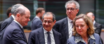  La ministra espa&ntilde;ola de Econom&iacute;a, Nadia Calvi&ntilde;o (dcha), su hom&oacute;logo italiano Giovanni Tria (c), y el ministro alem&aacute;n de Finanzas, Olaf Scholz, a su llegada al Ecofin.