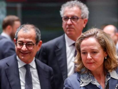  La ministra espa&ntilde;ola de Econom&iacute;a, Nadia Calvi&ntilde;o (dcha), su hom&oacute;logo italiano Giovanni Tria (c), y el ministro alem&aacute;n de Finanzas, Olaf Scholz, a su llegada al Ecofin.