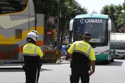 Dos agentes de la Guardia Urbana controlando el tr&aacute;fico. 