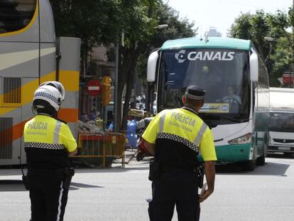 Dos agents de la Guàrdia Urbana controlant el trànsit.