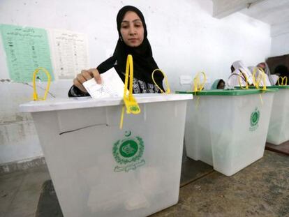 Una mujer vota en Peshawar.