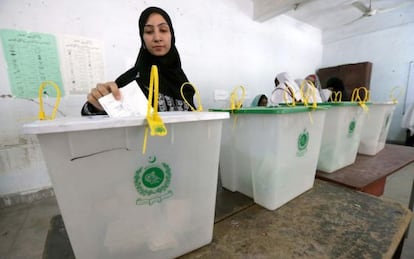 Una mujer vota en Peshawar.