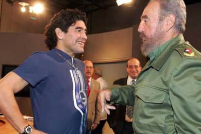 Diego Armando Maradona y Fidel Castro charlan antes de iniciar la entrevista de <i>La hora 10</i>.