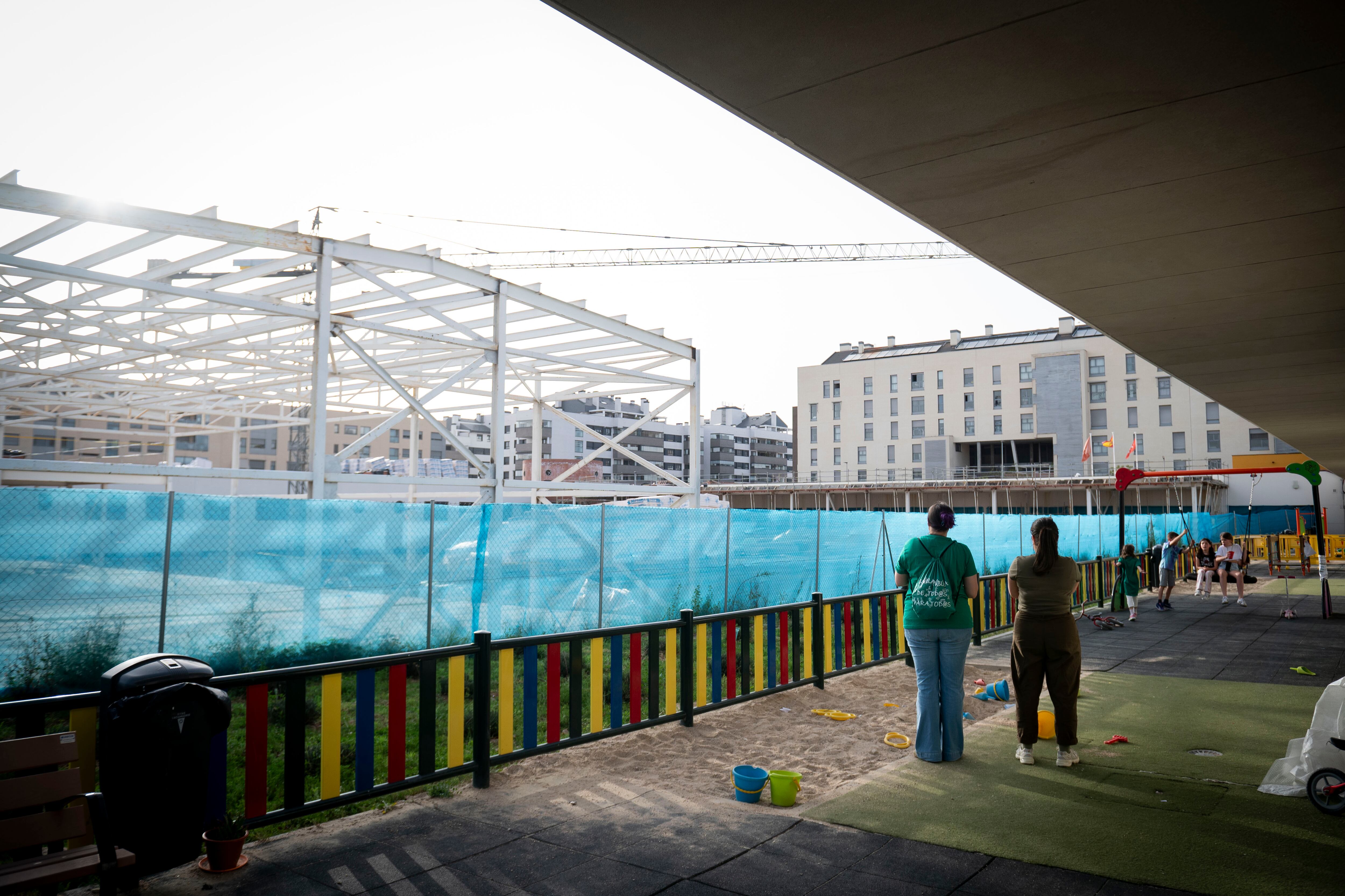 La presidenta del AFA, María de las Viñas López, muestra el estado de construcción del centro y el único patio que tienen los niños para jugar.
