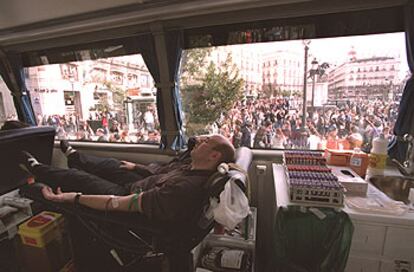 Voluntarios donando sangre para las víctimas de los atentados en la Puerta del Sol en Madrid.