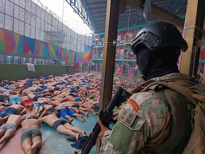 Soldados de la Infantería de Marina vigilaban a prisioneros de la cárcel regional del Litoral, en Guayaquil, el lunes.