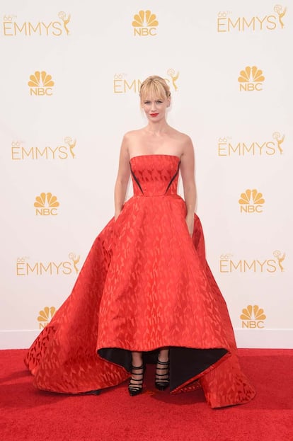 January Jones con vestido rojo de Prabal Gurung.