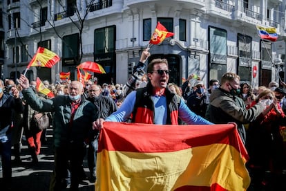 Cientos de personas han empezado a reunirse frente a la sede nacional del Partido Popular, en la calle Génova, durante la mañana de este domingo para apoyar a Isabel Díaz Ayuso, presidenta de la Comunidad de Madrid. 