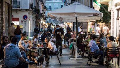 Una calle de Valencia atestada de mesas de bares, en 2021.
