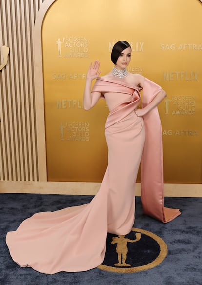 Sofia Carson lució un modelo de alta costura de la colección primavera-verano 2025 de Elie Saab y joyas de Chopard.