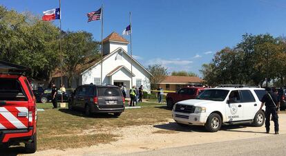 Los equipos de emergencia en el exterior de la iglesia baptista de Sutherland Springs, Texas.