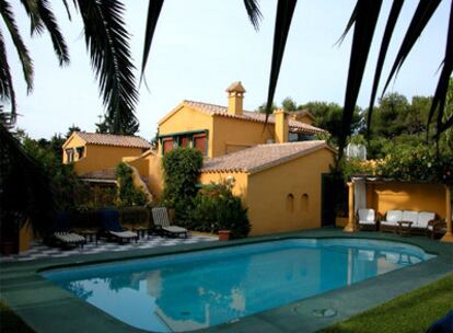 Piscina y edificios del alojamiento Albero Lodge, cerca de las playas de la Costa del Sol (Málaga).