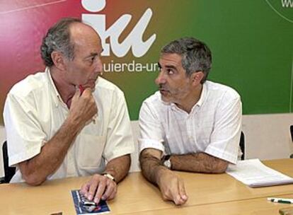 Gaspar LLamazares (d) y Francisco Frutos (i), conversan al inicio de la reunin que la Comisin Permanente de IU.