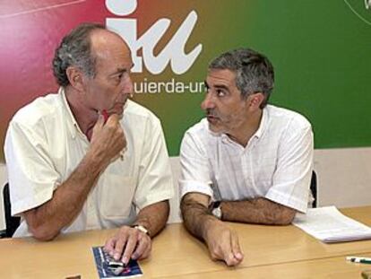 Gaspar LLamazares (d) y Francisco Frutos (i), conversan al inicio de la reunión que la Comisión Permanente de IU.