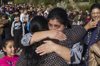 Dos mujeres de etnia gitana se abrazan tras regresar del destierro fuera de Galicia el pasado 30 de noviembre.