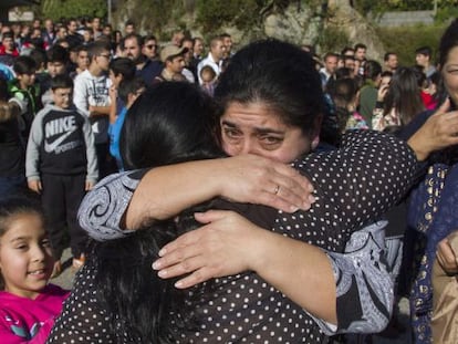 Dos mujeres de etnia gitana se abrazan tras regresar del destierro fuera de Galicia el pasado 30 de noviembre. 