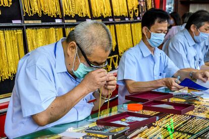 Tienda de compra y venta de oro en el barrio chino de Bangkok.