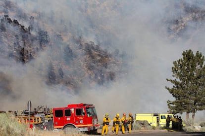 Bomberos en las labores de extinción del incendio de San Bernardino, California. 
