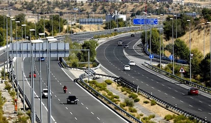 Varios coches circulan por la R-3 a su paso por Vic&aacute;lvaro (Madrid).