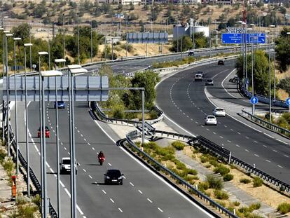 Varios coches circulan por la R-3 a su paso por Vicálvaro (Madrid).