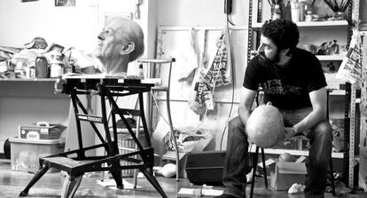 El artista Eugenio Merino trabajando en su estudio.