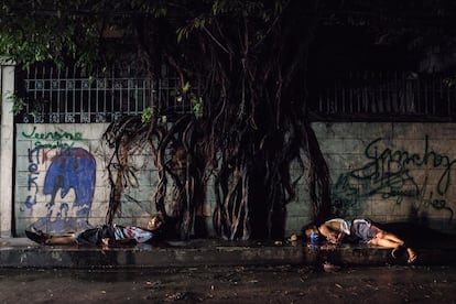 Dos presuntos sospechosos relacionados con la droga yacen muertos tras un tiroteo con la policía de Manila (Filipinas).