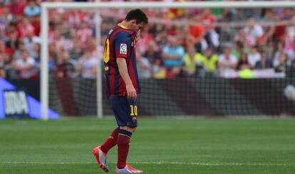 Messi abandona el campo.
