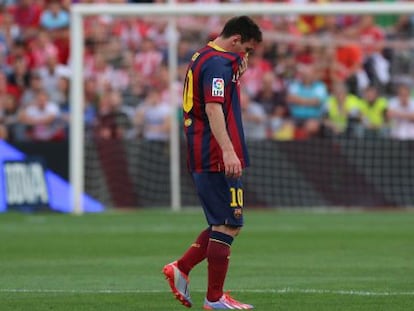 Messi abandona el campo. 