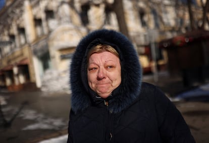 Tetiana Orlova, de 62 años, trabajadora en un colegio en Odesa, llora mientras camina hacia su trabajo. Sesenta y ocho niños ucranios desplazados por la guerra han sido escolarizados en centros de la Comunidad de Madrid desde que comenzó el conflicto, la mitad de ellos en cursos de primaria.