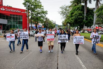 Periodistas bloquean una calle en protesta por el asesinato de Nelson Matus Peña en Acapulco (Guerrero), el 17 de julio.