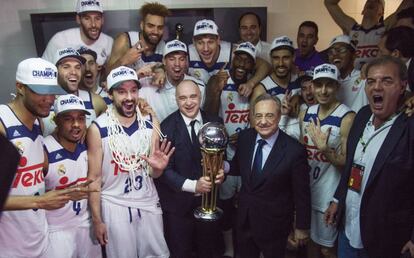 Florentino Pérez, junto a Laso y la Copa del Rey.