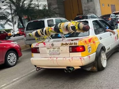 Un taxi porta la recreación de un embolsado mientras circula por las calles de Acapulco, en el Estado de Guerrero, el 24 de octubre de 2022.