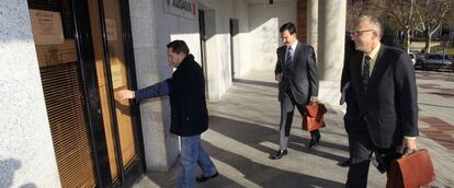 Óscar Romera y Antonio Soyago, a la entrada del juzgado.