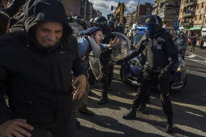 Agentes de la policía municipal contienen a los manifestantes que han intentado parar el desahucio en Madrid.