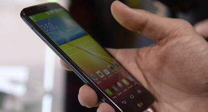 Un usuario sostiene su smartphone.