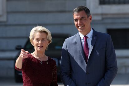 Ursula von der Leyen y Pedro Sánchez, momentos antes de la reunión del Gobierno con los comisarios de la UE.  