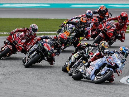 El piloto español de MotoGP Alex Márquez lidera el pelotón durante la carrera Tissot Sprint del Gran Premio de Motociclismo de Malasia