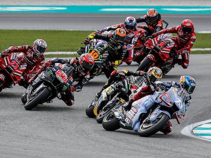 El piloto español de MotoGP Alex Márquez lidera el pelotón durante la carrera Tissot Sprint del Gran Premio de Motociclismo de Malasia