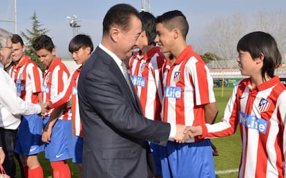 Wang Jianlin saluda a unos niños de la cantera del Atlético de Madrid