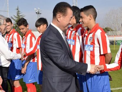 Wang Jianlin saluda a unos ni&ntilde;os de la cantera del Atl&eacute;tico de Madrid